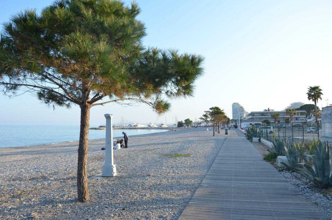 Апартаменты Dream French Riviera - Fame Marina Baie Des Anges Вильнёв-Лубе Экстерьер фото